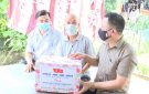 Đồng chí Mai Nhữ Thắng, Bí thư Huyện ủy, Chủ tịch HĐND huyện, thăm tặng quà cho các gia đình có công với cách mạng tại thị trấn Triệu Sơn